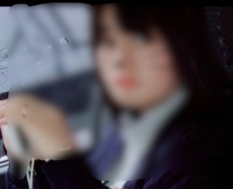 プライバシー保護のためぼかし加工した女性の写真