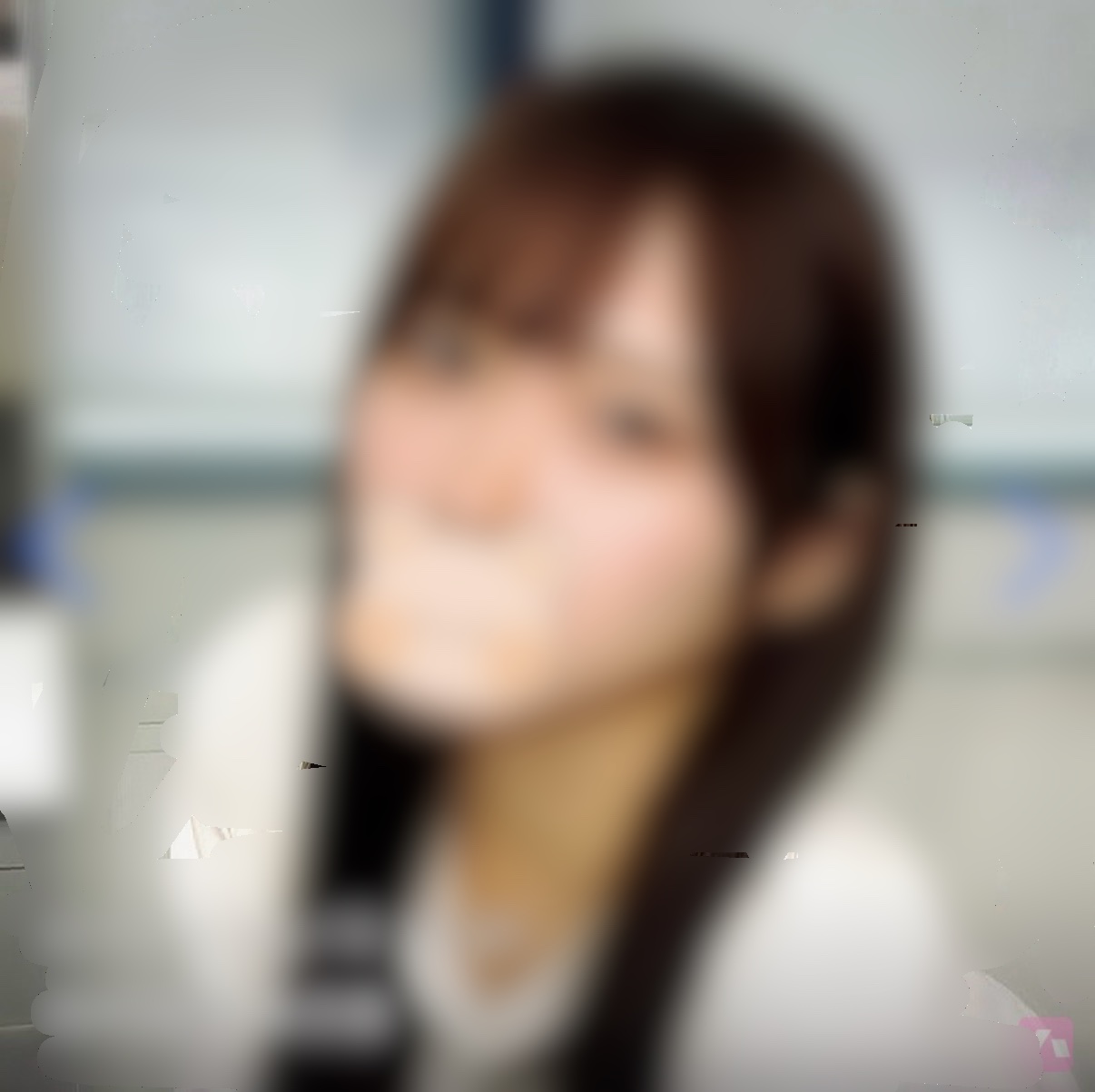 プライバシー保護のためぼかし加工した女性の写真